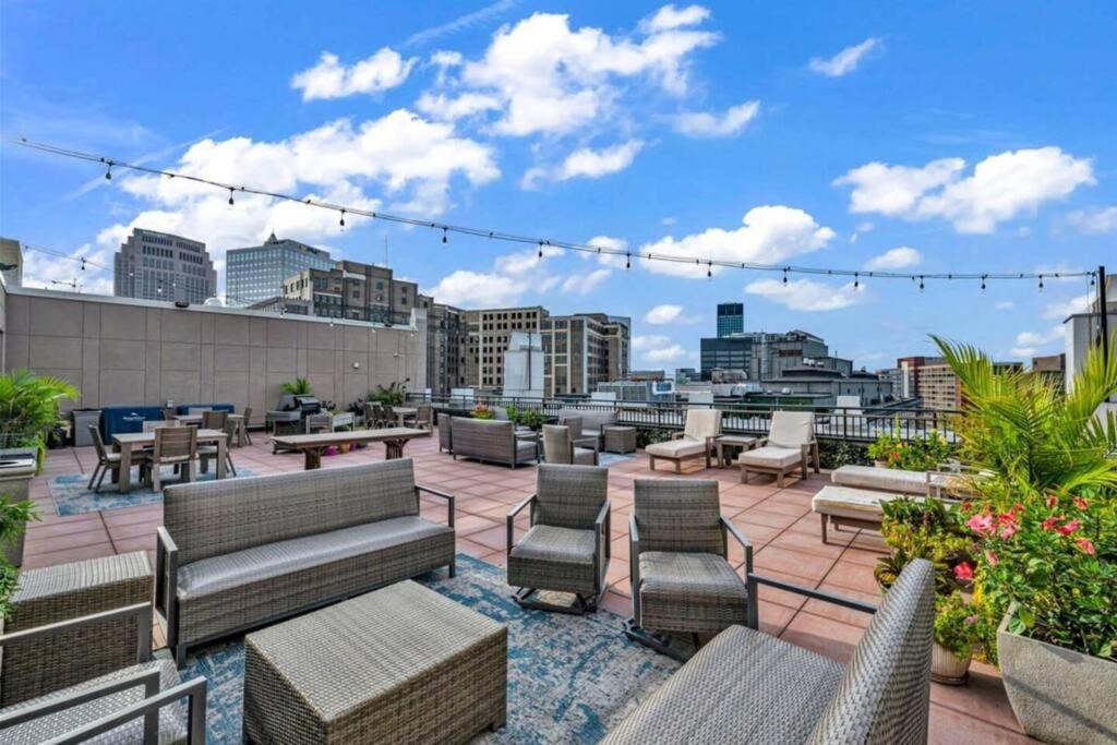 Heart Of Dt With Corner View And With Free Pool & Steam 307 Apartman Cleveland Kültér fotó
