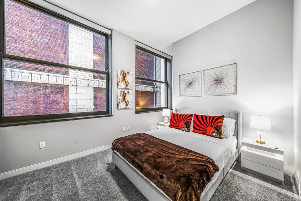 Heart Of Dt With Corner View And With Free Pool & Steam 307 Apartman Cleveland Kültér fotó